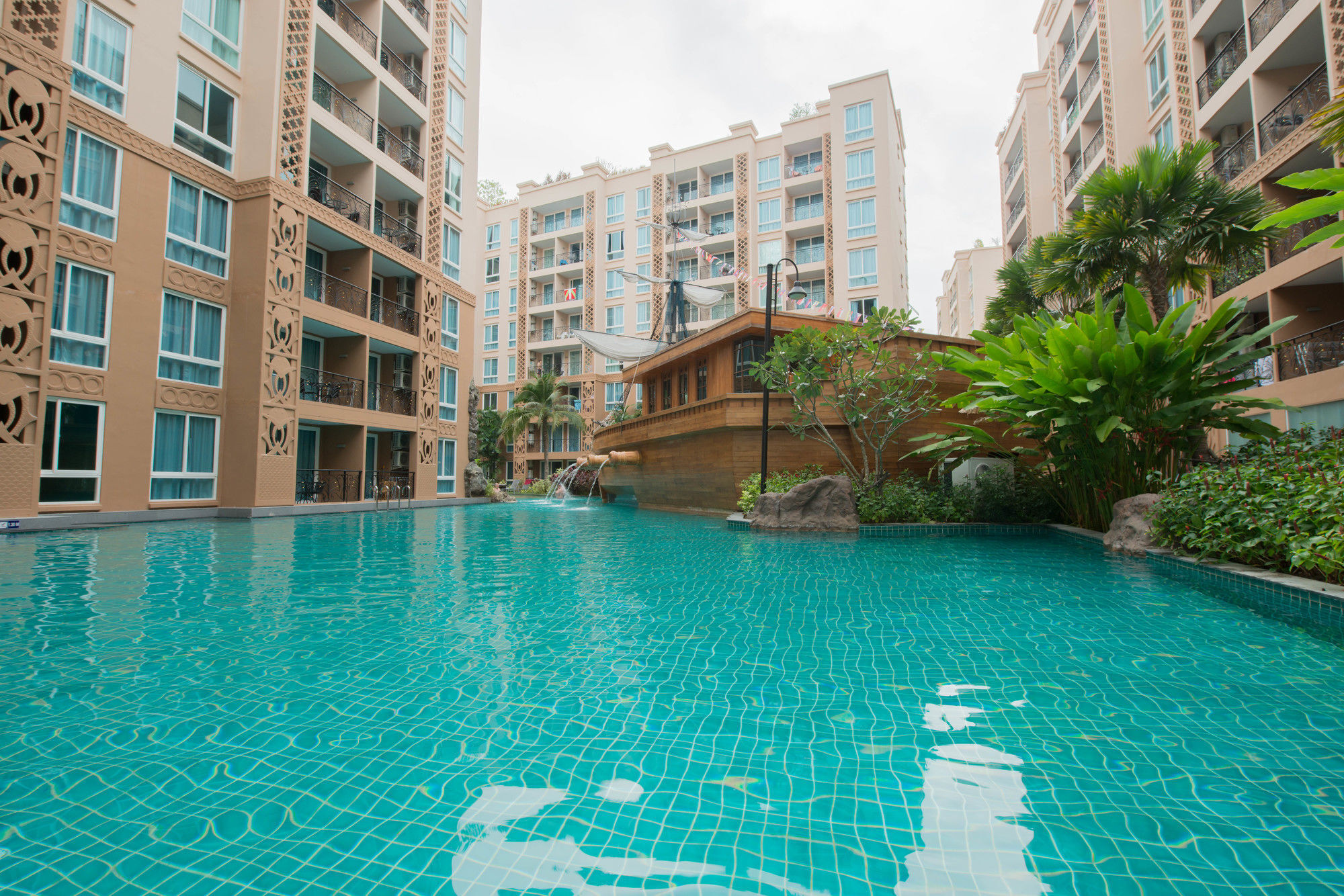 Atlantis Pattaya High Service Jomtien Beach Exterior photo